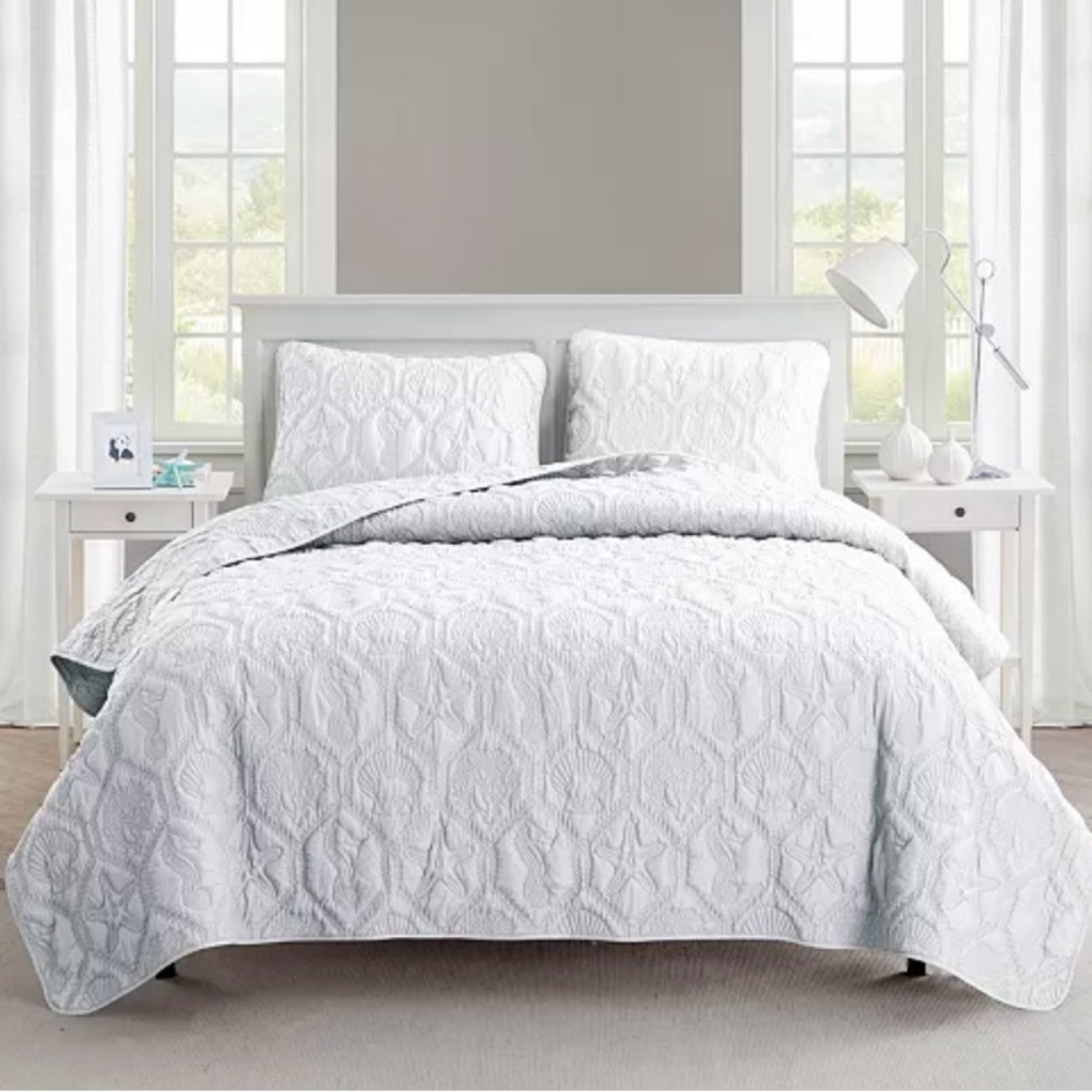 Elegant White Quilted Bedding Set